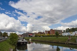 B3 (Bed & Breakfast Boat)